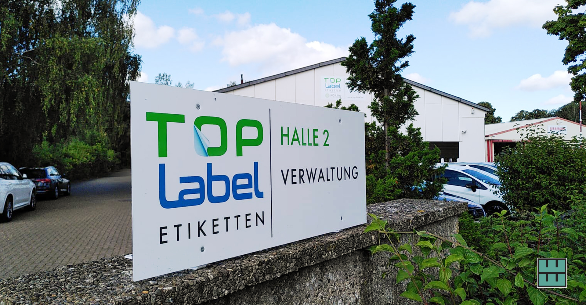 Die neuen Schilder für TOP-LABEL in Alfeld haben wir nicht nur gedruckt und produziert, sondern auch montiert. 