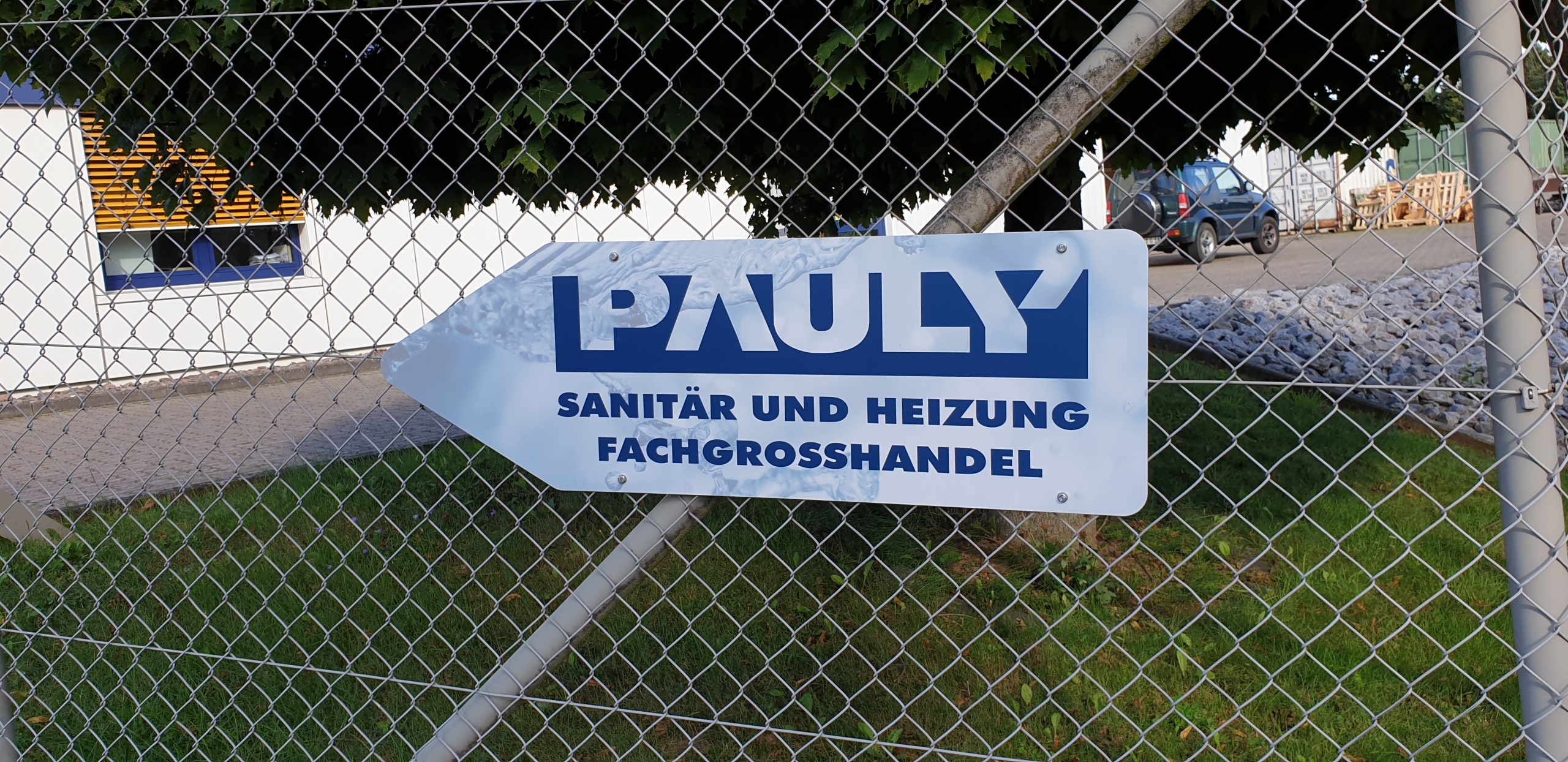 Die Firma Pauly aus Alfeld präsentiert sich im einheitlichen Design und hat in dem Zug ihre Hinweisschilder aktualisiert.