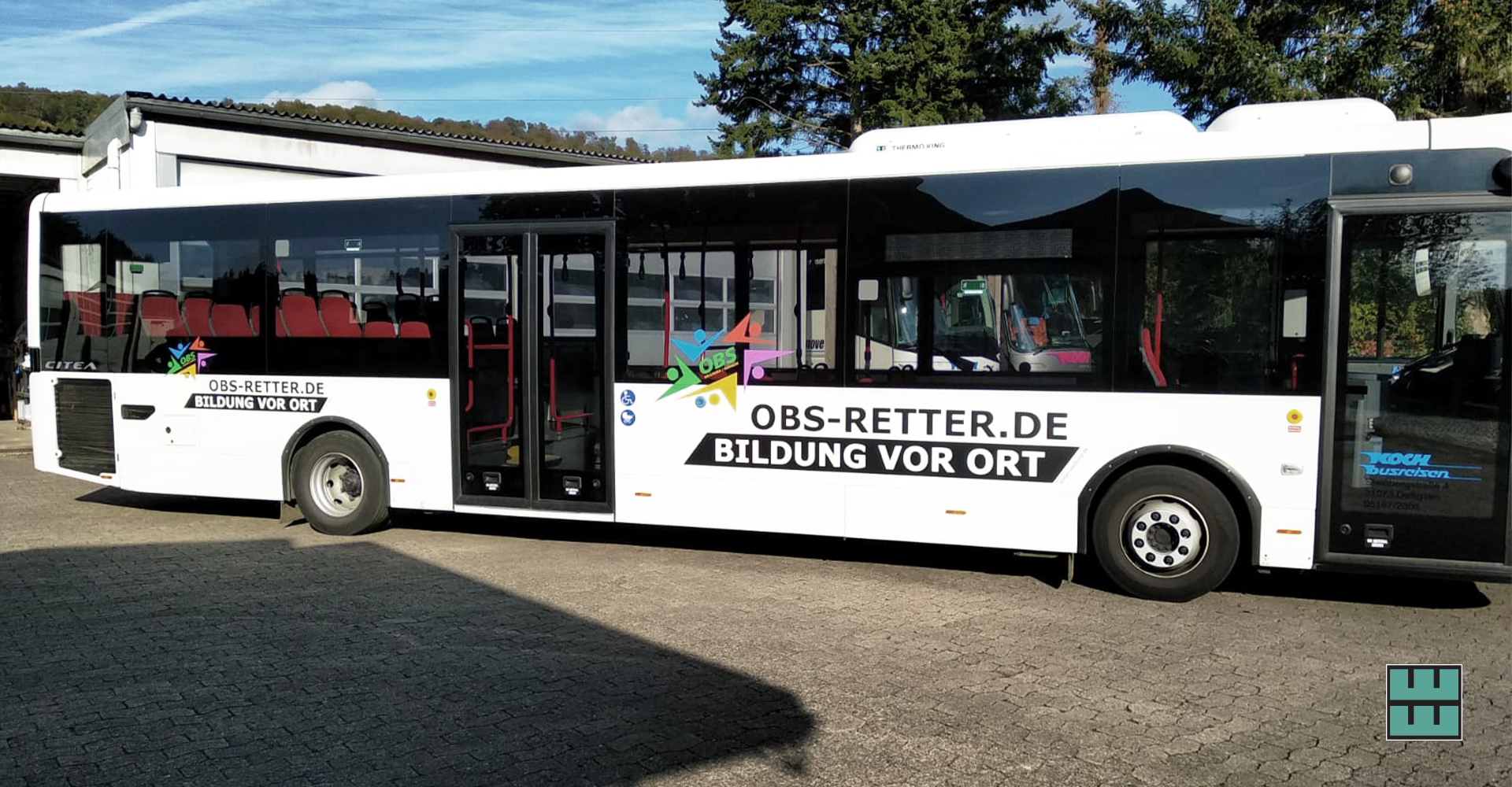 Koch Busreisen macht mit einer neuen Bus-Beklebung auf das Projekt "OBS Retter" aufmerksam. Wir haben mit dem Druck und der Beklebung unterstützt!
