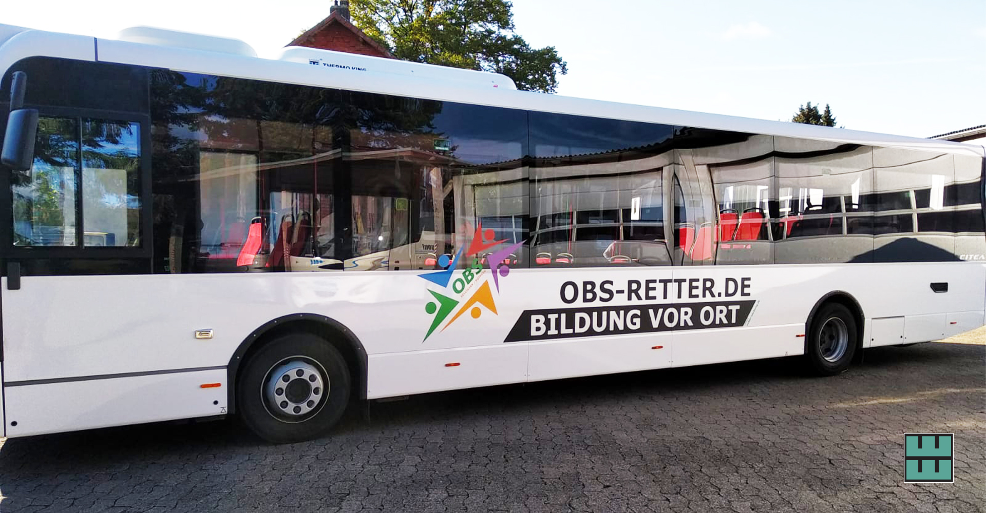 Koch Busreisen macht mit einer neuen Bus-Beklebung auf das Projekt "OBS Retter" aufmerksam. Wir haben mit dem Druck und der Beklebung unterstützt!