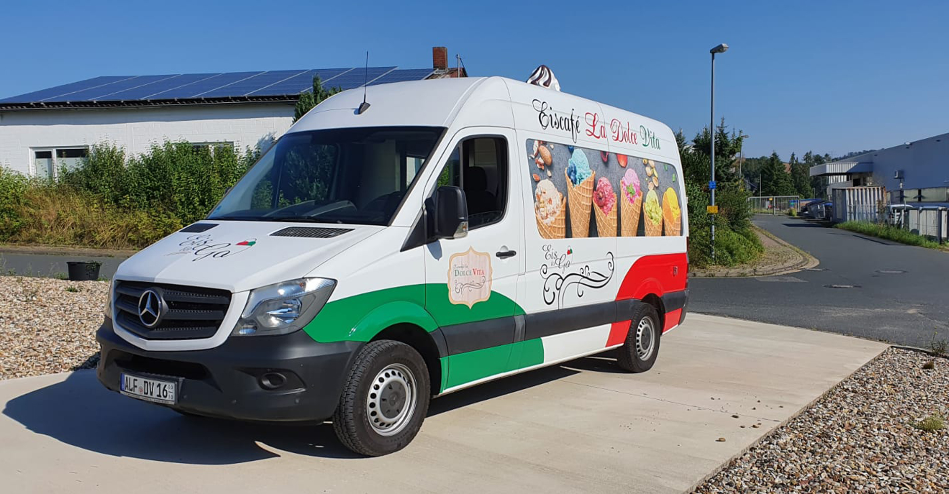 Italieniesche Beschriftung für den neuen Eiswagen des Eiscafes La Dolve Vita aus Alfeld
