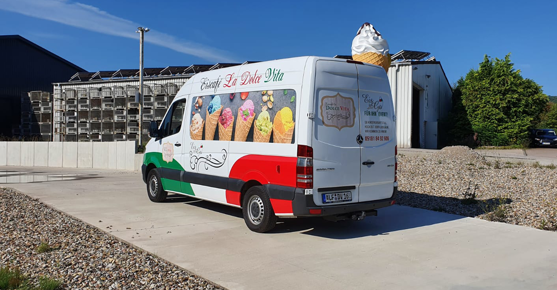 Italieniesche Beschriftung für den neuen Eiswagen des Eiscafes La Dolve Vita aus Alfeld