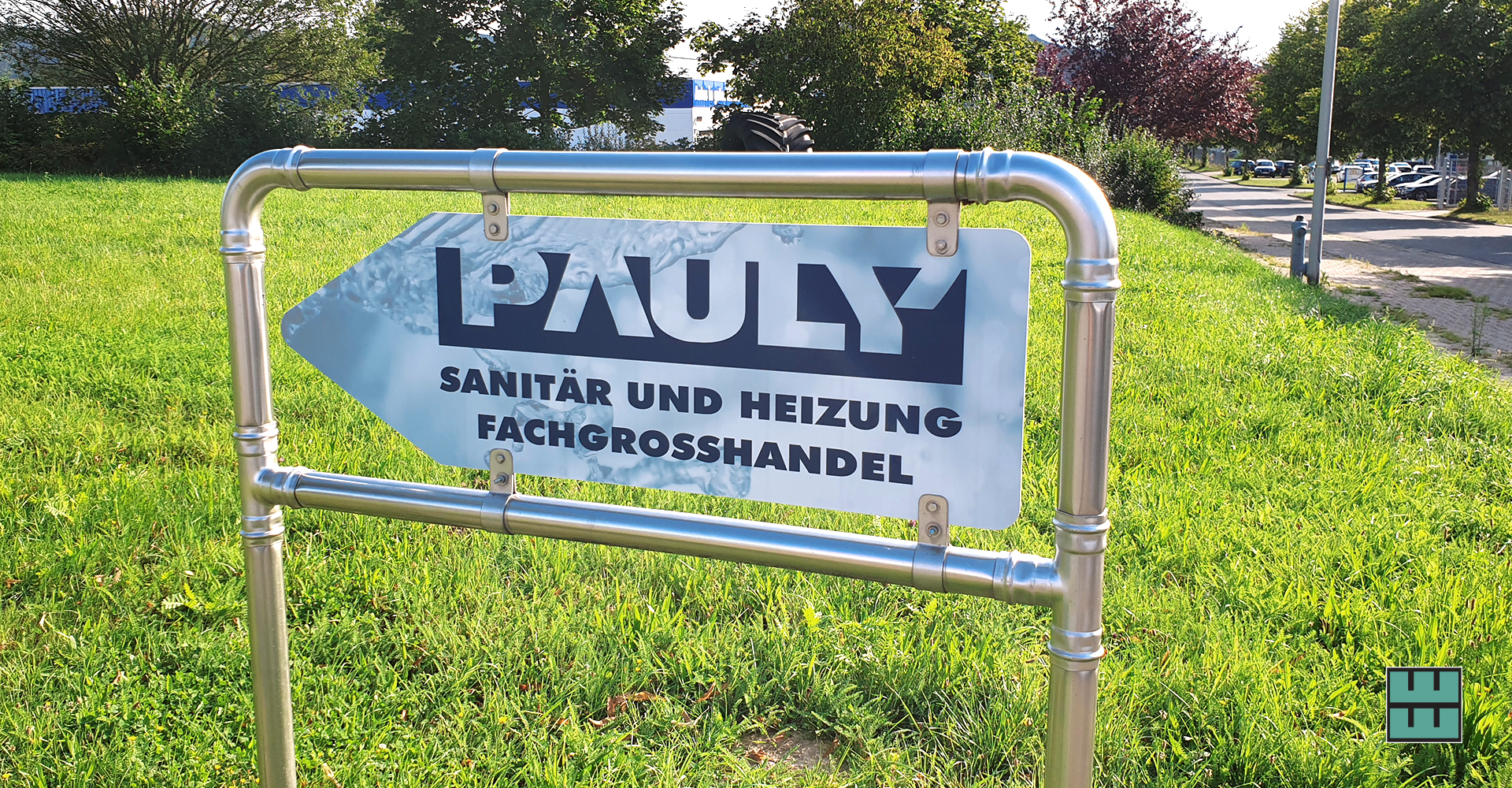 Die Firma Pauly aus Alfeld präsentiert sich im einheitlichen Design und hat in dem Zug ihre Hinweisschilder aktualisiert.