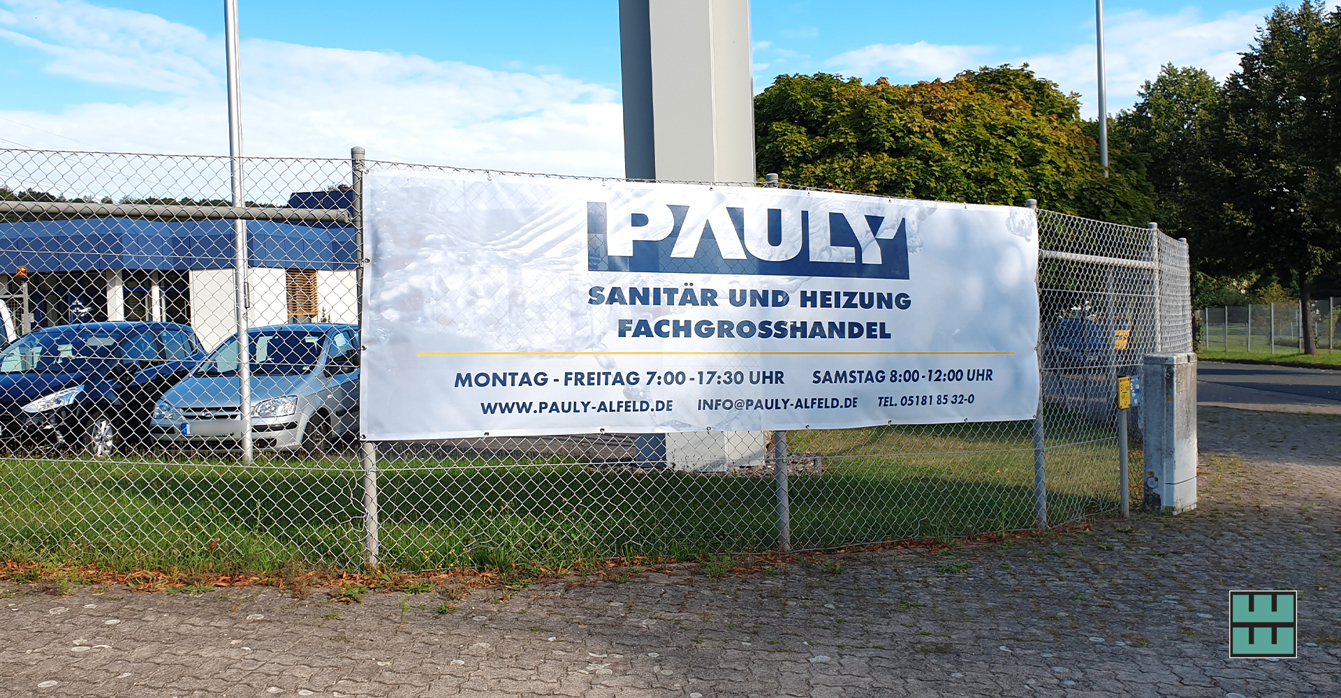 Die Firma Pauly aus Alfeld präsentiert sich im einheitlichen Design und hat in dem Zug ihre Hinweisschilder aktualisiert (Hier: XXL-Banner in 4,10 m Breite)