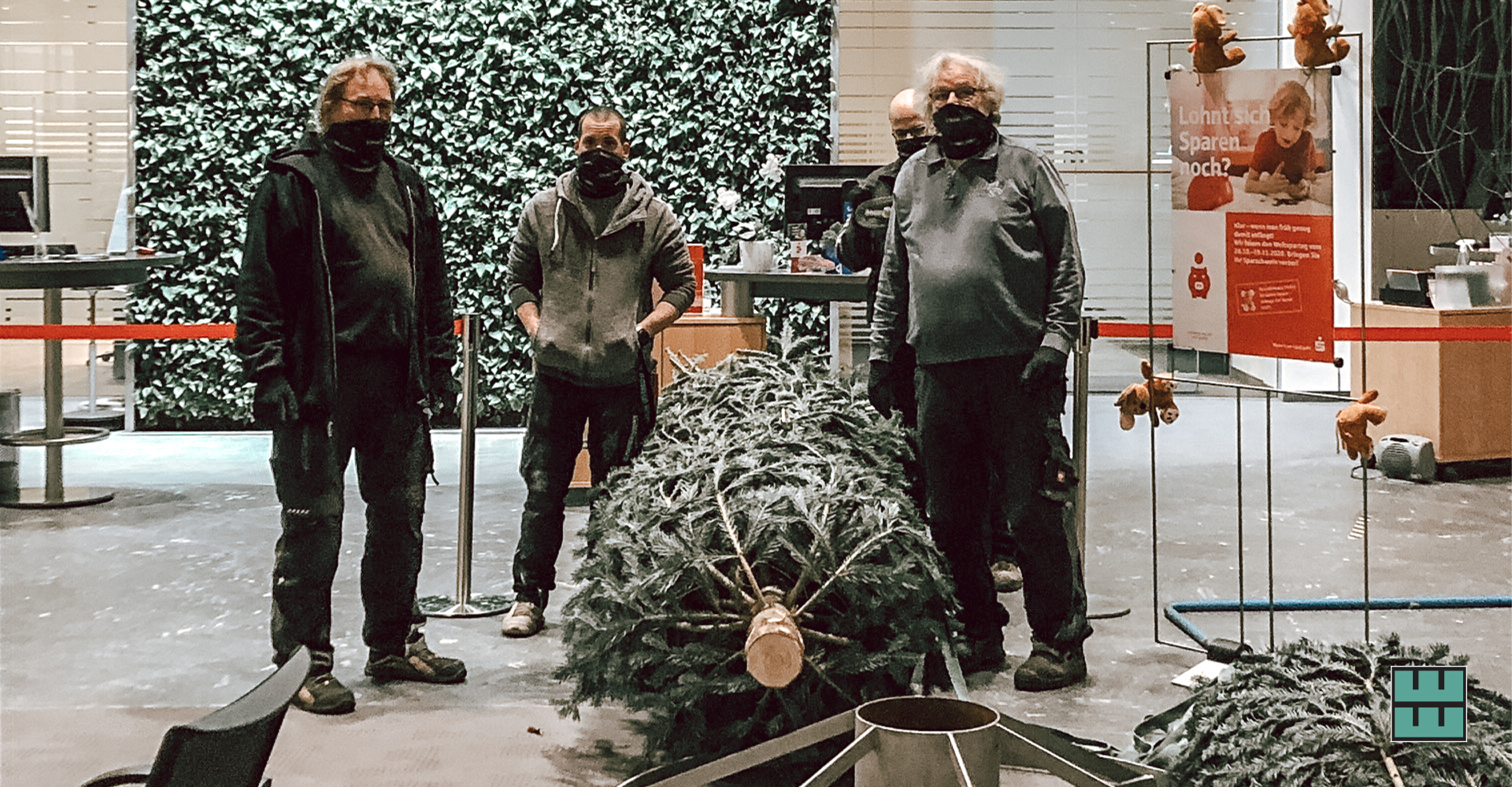 Auch in diesem Jahr wurde unsere Weihnachtszeit mit dem Aufstellen und Schmücken der Weihnachtsbäume für die Sparkasse Hildesheim-Goslar-Peine eingeläutet.