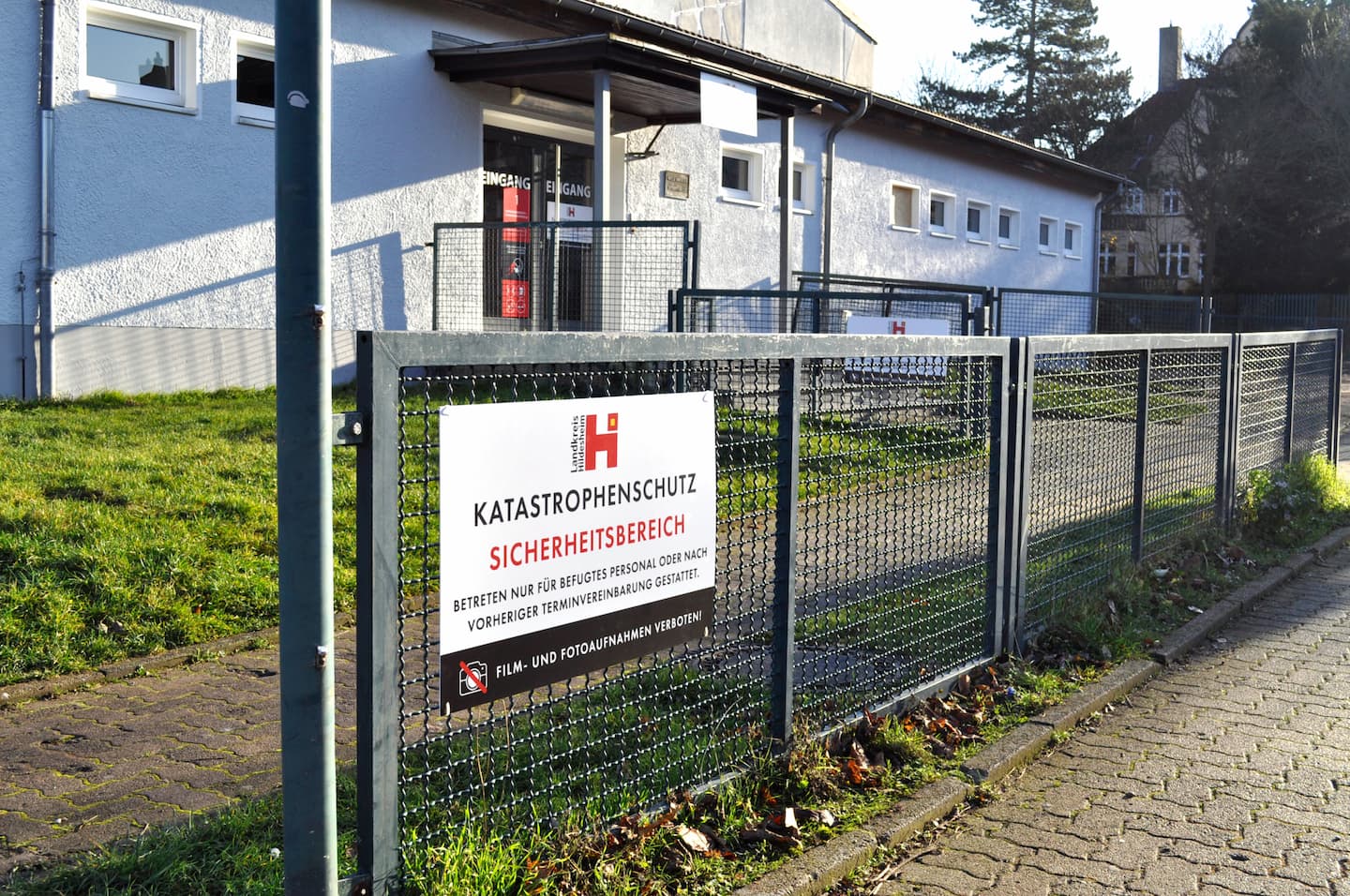Corona Schutz: Trennwände, Spuckschutz, Möbel und Beschriftungen im Impfzentrum Hildesheim