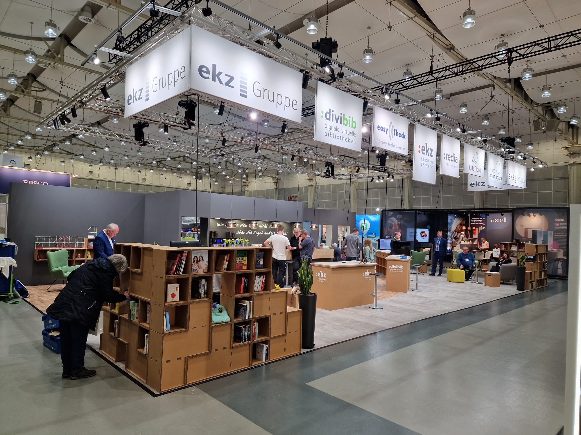 Gemeinsam mit Raum Messe Licht haben wir einen Messestand für die ekz-Gruppe auf der BiblioCon 2023 in Hannover umgesetzt.
